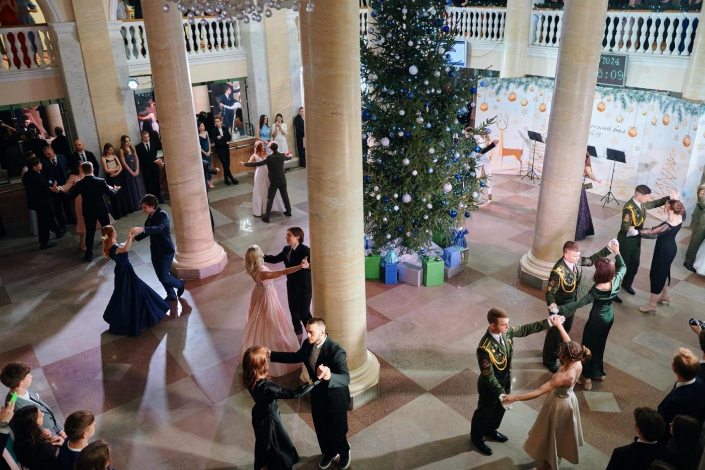 «Раз-два-три, раз-два-три…». Рождественский бал студентов прошел в БНТУ